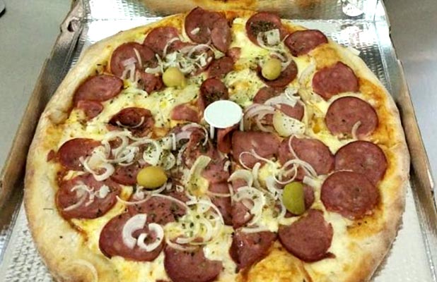 Pizza 8 Fatias em 6 Opções com Borda Recheada p/ Delivery ou Retirada: Mão  na Massa Pizzaria Londrina - Cidade Oferta