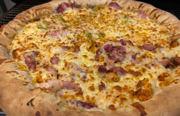 Pizza 8 Fatias em 6 Opções com Borda Recheada p/ Delivery ou Retirada: Mão  na Massa Pizzaria Londrina - Cidade Oferta